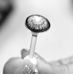 美瞳片熔化致盲不靠谱 专家称隐形眼镜耐高温