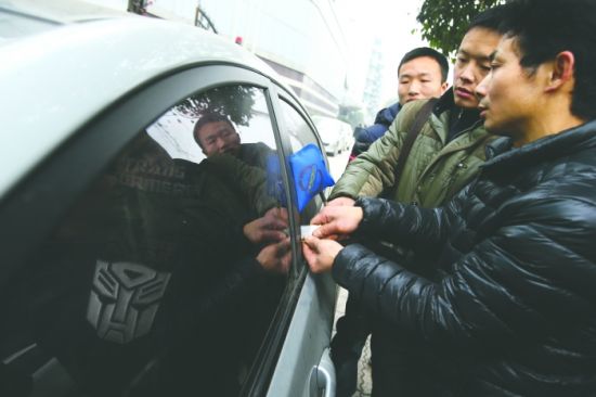 “成都锁王”刘至祥进行了开车门锁的现场演示。
