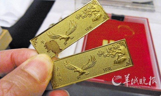 两块同样长了红斑的金条,其中一块“去锈”后光亮如新。