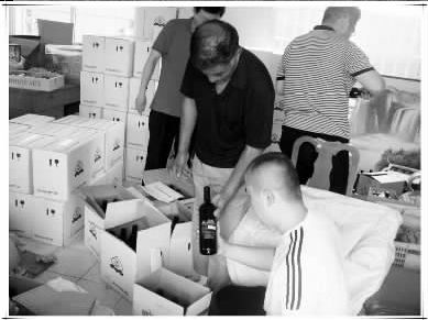 办案人员查获的假冒名酒瓶塞