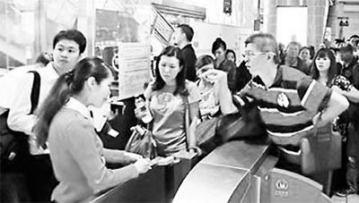 乘客手指站务员怒飙。(图片来源：台《联合报》)