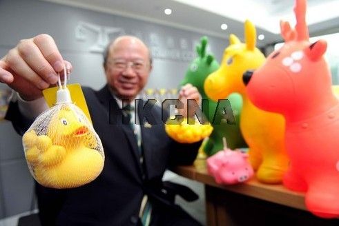 香港消委会11月14日在记者会上表示，在测试市面27款玩具或儿童产品，近半有潜在窒息危险，当中7款玩具验出塑化剂超出欧美安全标准。来源：香港中通社