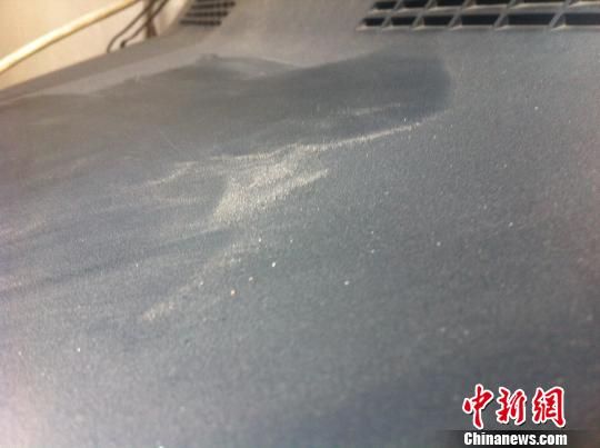 张大杰家的电视机上每天都会堆满黑色粉尘，中间还夹杂着银白色的石墨碳。 胡健 摄