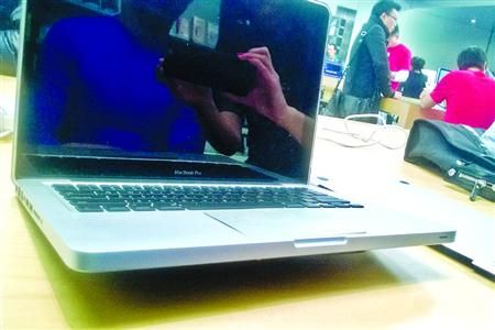 □用户将其因电池原因致损的苹果MacBookPro送到苹果店维修 /晨报记者肖允