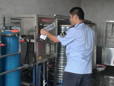 [图文]滕州取缔无证桶装纯净水生产窝点_滚动