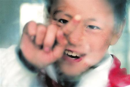 首批蓝光冬衣今早启程 为灾区学生送去温暖_滚