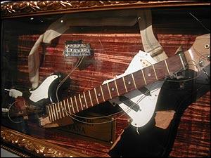 柯本摔坏的破吉他卖出10万美元高价(多图)_收