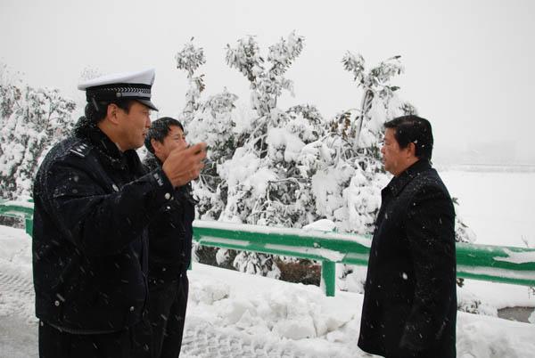 庐江县委常委副县长朱仲平在督查我县防雪灾保畅通工作