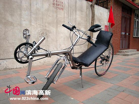 天津港务局职工王永来成功研发出躺骑自行车(