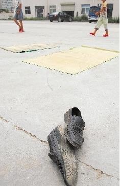 <em>疯狂马三墨镜女</em>驾车连撞5农民工 已被刑拘(图
