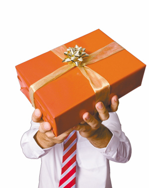 企业促销赠送礼品要纳个税三种情况可免_财经