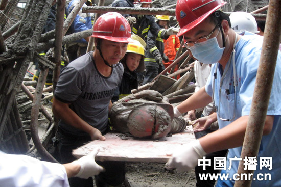 工行在建大楼倒塌13人被困6人死亡
