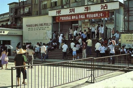 　　<p>王石崛起：倒卖鸡饲料</p><p>　　王石在深圳特发开始积累从事商业的经验，他利用香港禽流感传言对香港鸡肉需求的大幅影响，成功的靠倒卖鸡饲料——玉米赚得了数百万元。随后1984年王石在深特发旗下成立了现代科教仪器展销中心，成为了万科的前身。</p>
