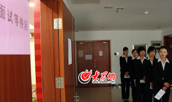 招行招聘面试邀媒体旁听 总行空降主考官_银行