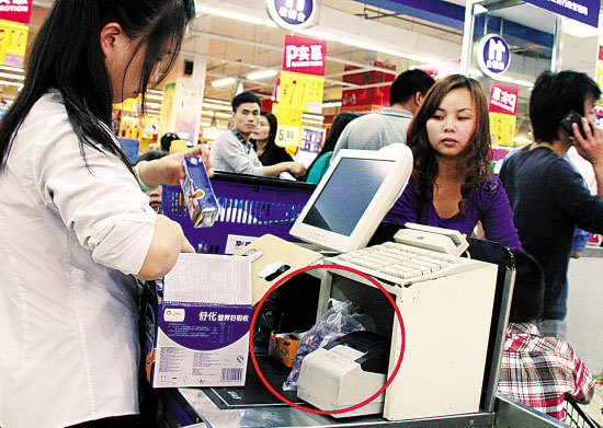 超市零钞紧缺用糖找零 黑中介兑万元收3%手续