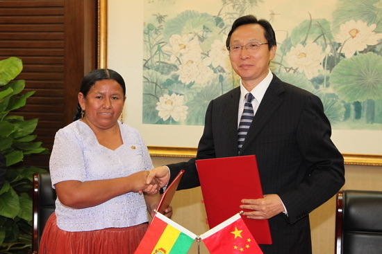 韩长赋会见玻利维亚农村发展与土地部长阿查科