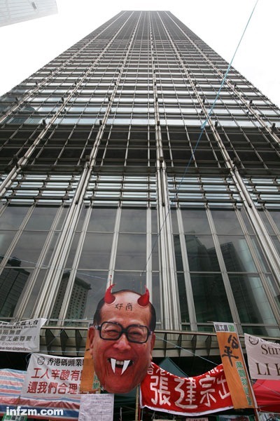 2013年4月23日，香港码头工人举行抗议示威，李嘉诚的画像被涂成魔鬼的模样。 (CFP/图)