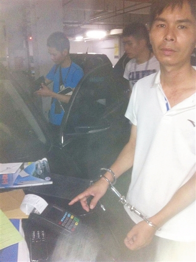深圳警方查获的相关汇款转账凭证,在这起"地下钱庄"案中,涉案资金约