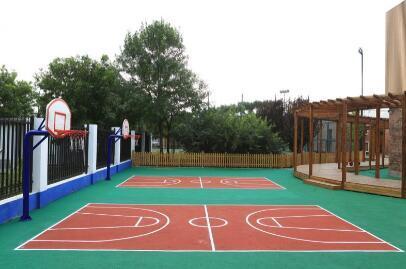 巧智博仁泛海国际幼儿园户外篮球场