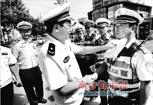 网络热议“擦汗门” 武汉交警烈日下等领导擦汗