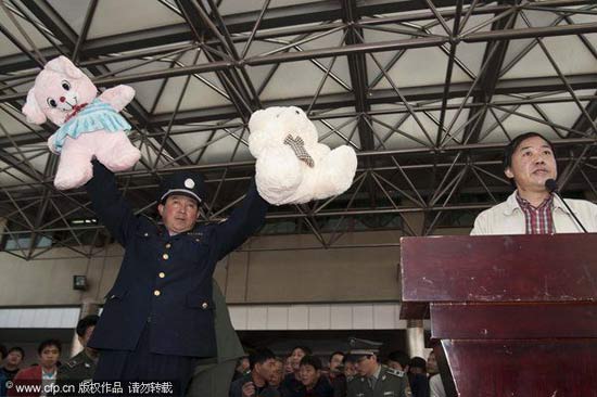 杭州城管低价拍卖没收物品引发争议(组图)