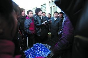 北京限购传言引上牌潮 车管所排队数公里(组图)