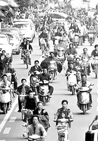 武汉治理电动车交答卷:“疯景”还是“风景”