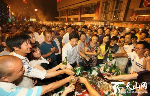 张春贤赴乌鲁木齐夜市考察 请市民吃羊肉串(图)
