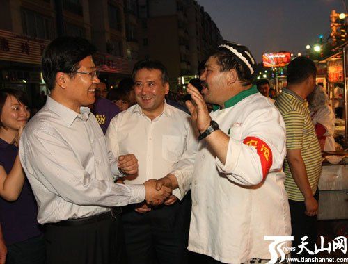 张春贤赴乌鲁木齐夜市考察 请市民吃羊肉串(图)