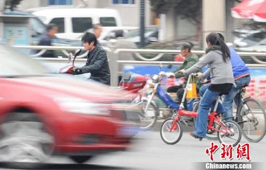 兰州“落寞”自行车无“路”可走遇尴尬(组图)