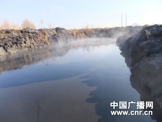 黑龙江穆棱河遭排污变黑 环保局称达标(组图)