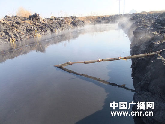 黑龙江穆棱河遭排污变黑 环保局称达标(组图)