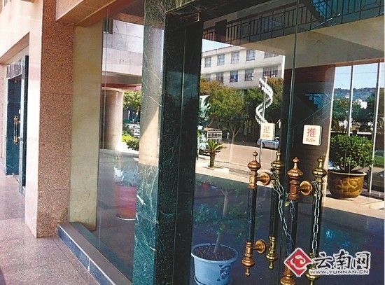云南网泸西县政府机关大楼被上了锁 云南泸西县政府放完开门炮继续放假(图)