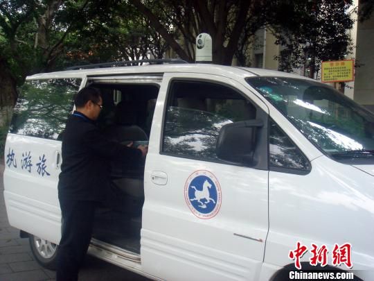 12月10日,桂林市旅游执法支队在检测新型可视车载执法记录仪。 桂林在全国率先实现旅游“可视执法”