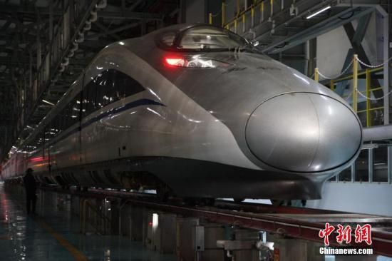 资料图:贵阳一车站的动车组列车。 4月16日起全国铁路实行新列车运行图 增开动车25.5对