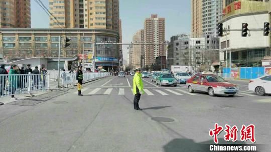 图为交警在火车站疏导。 兰州“狠下功夫”整治交通 缓解拥堵见成效