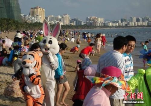 资料图:海南三亚湾海边游客如潮。 海南力推海上丝绸之路国家旅游合作