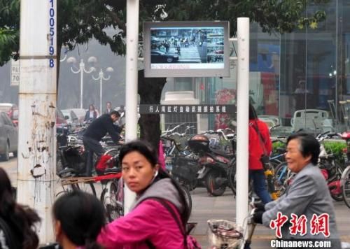 资料图:行人闯红灯自动识别抓拍系统。 河北石家庄出台最严交规20条 行人违规将被罚