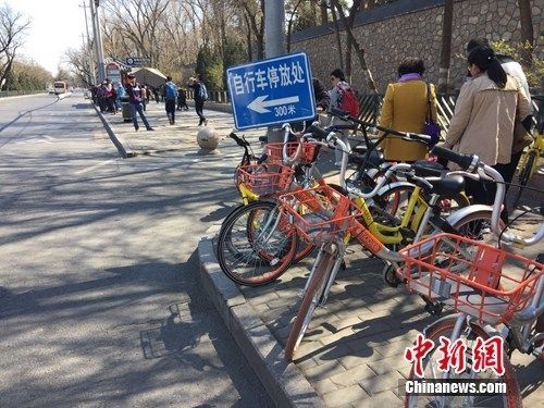 共享单车越来越多,出现在大街小巷,乱停乱放现象也随之出现。 官方共享单车发展政策征意见:7规定不知道会吃亏