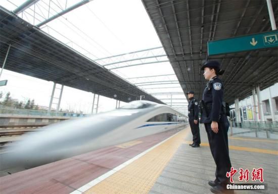 资料图:在咸宁北站,每天开往武汉的高铁多达几十趟。 2020年高铁将覆盖中国80%以上百万人口城市