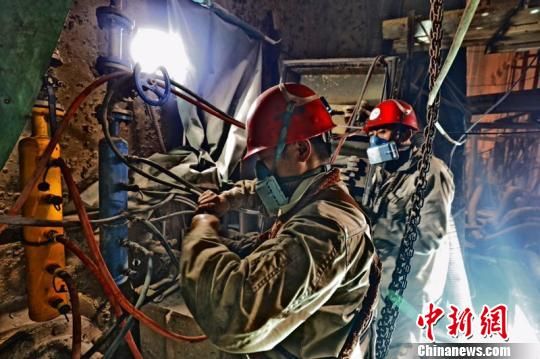 焊工在为港珠澳大桥沉管隧道最终接头进行合龙焊接 港珠澳大桥海底隧道完成焊接合龙