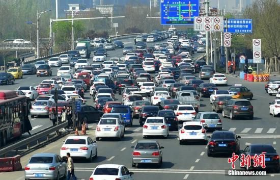 资料图:位于河北石家庄裕华路主干道,以及京港澳高速石家庄裕华路收费站入口附近,各地来往的车辆鱼贯而行。 河北机动车污染防治年报:地市机动车占比最高