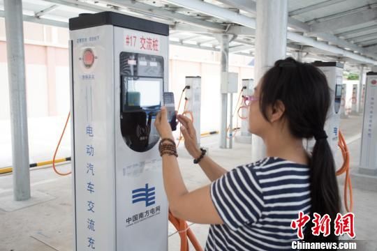 车主扫码即可充电 全国首个“变+充电站”在深圳投运 解决大都市建桩难充电难