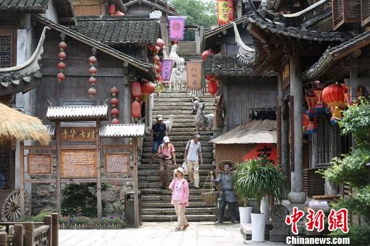 游客在千华古村中游玩 “全景看江苏”走进句容 发现城边上的旖旎风光