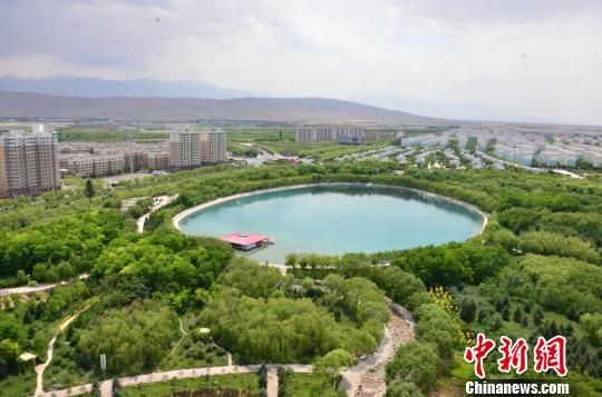 图为嘉峪关东湖生态旅游景区 甘肃“戈壁钢城”内外兼修促文明之花遍地盛开