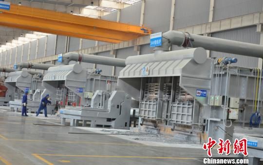 图为酒钢企业员工在车间规范操作流程,树立安全、文明的行业新风。 甘肃“戈壁钢城”内外兼修促文明之花遍地盛开