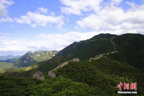 慕田峪长城上的蓝天白云景象 青海可可西里与福建鼓浪屿冲击世遗 胜算几何?