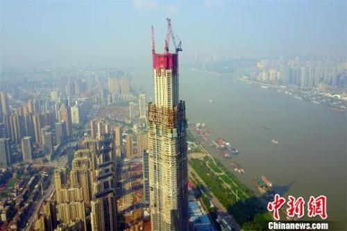 图为航拍武汉高楼 武汉“内外兼修” 打造“长江主轴”概念