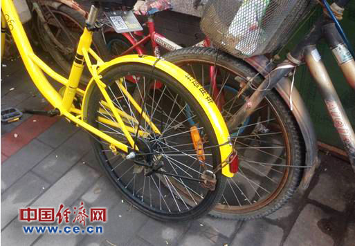 被加了私锁的共享单车。中国经济网记者杨万熙摄 共享单车乱象的“锅”究竟该由谁来背?
