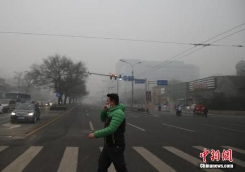 资料图:一名戴着口罩的行人走在北京街头。中新社记者 张浩 摄 7省市列环保督察整改清单 甘肃数十次提及祁连山